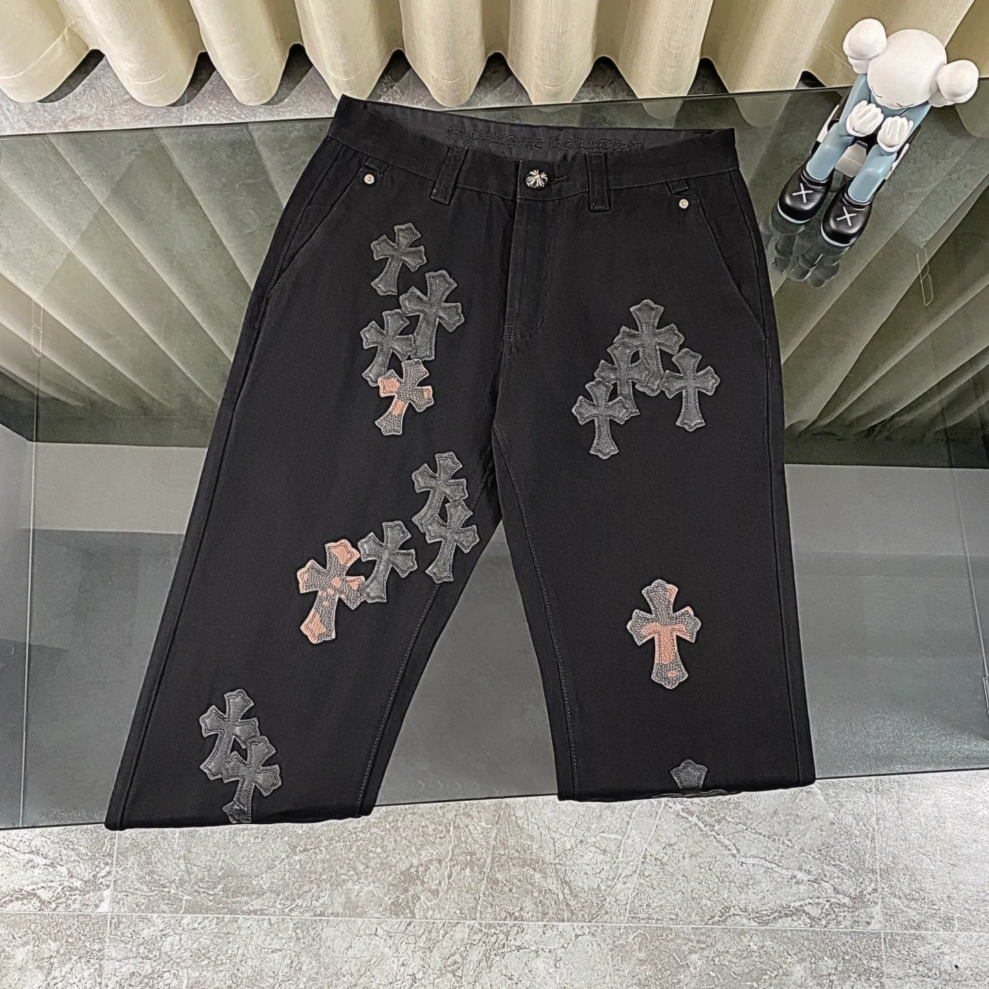 P260 chrome hearts camouflage cross patch leather black jeans vi Top heavy industry fashionable design] Consistent high street luxury style creation. Speaking of this style, the Zangyin family and GU family are definitely the leading representative brands. Especially the Zangyin family has really achieved a state-of-the-art effect in creating high street style. The unique washed material is used to create this style. The color system is quite eye-catching. After it is decorated with patchwork cross flowers, it cleverly highlights the charm of the brand. Secondly, this style uses classic The classic high-waist cutting design highlights the long legs and fashionable temperament of the upper body. The brand is highly recognizable and the slim fit configuration is more suitable for daily wear. It is a product that interprets personality, fashion, and specifications at a glance. This single product is enough to make any fan excited. It can be a white T-shirt for youthful preppy style, or a tight suspender for lady style. It has strong matching ability and can be easily controlled by men.  [Materials and craftsmanship] Needless to say, this point goes without saying. As an excellent craftsman brand, Zangyin’s requirements for details and craftsmanship are really perfect. The washed color of this model has gone through so many processes, not to mention the embellishment of denim appliques. It is also purely hand-made and sewn. Just like what they believe in, only hand-made things have soul and have the meaning of wear. A top-notch heavy-duty fashionable denim item, I look forward to your perfect interpretation! !  Size:28-36